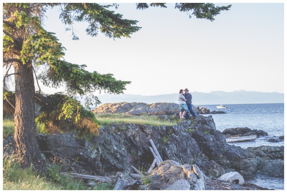 nanaimo wedding photographers engagement session at neck point