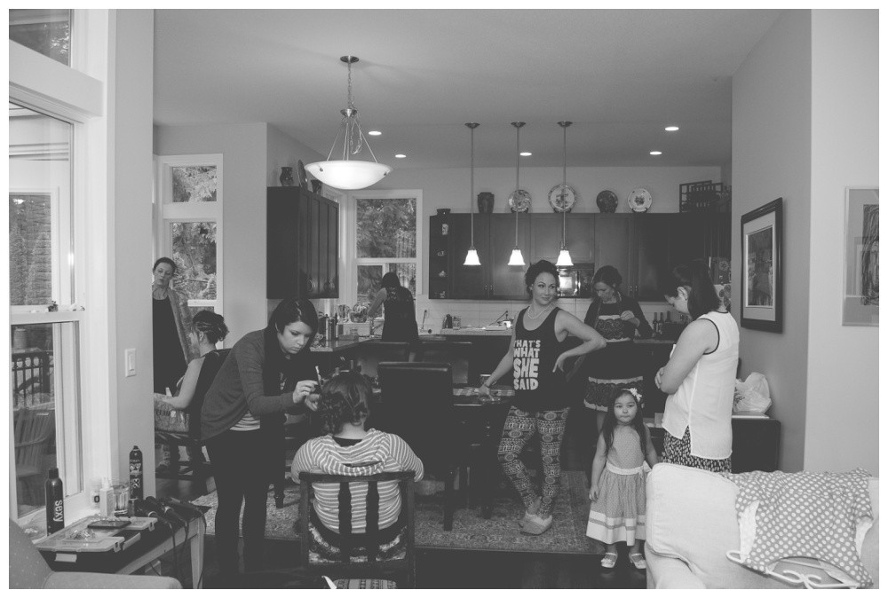 Bridal party hanging out and getting ready in the livingroom 